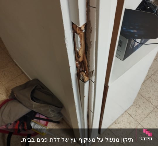 משקוף דלת פגום עם עץ חשוף
